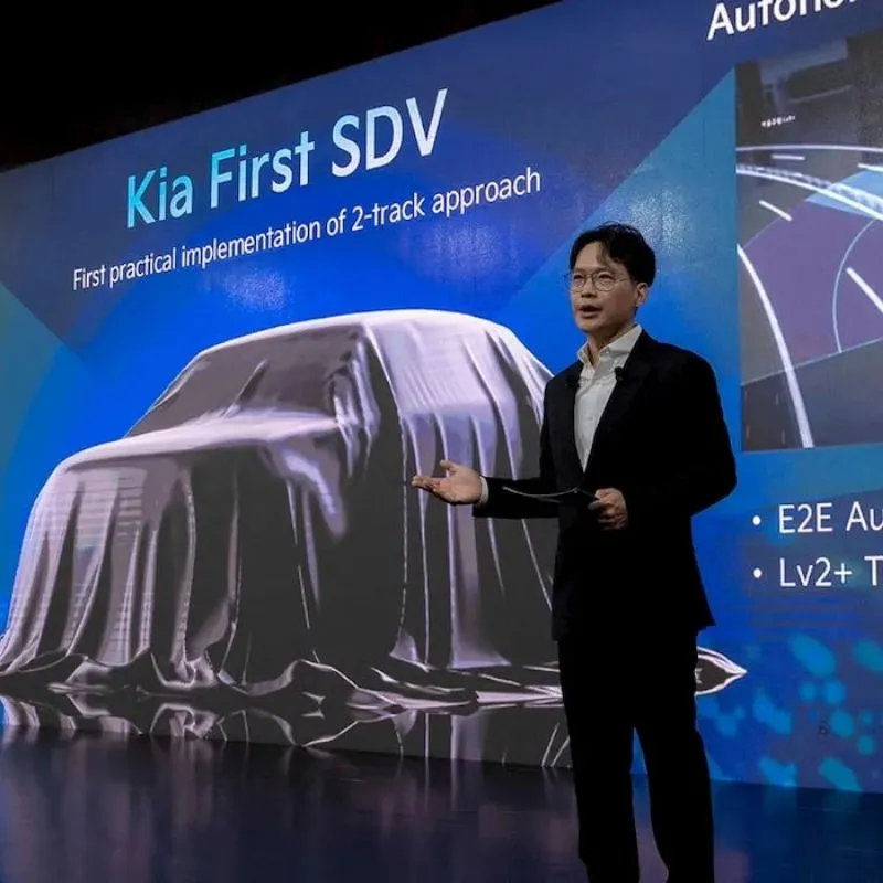 Kia EV1 confirmado: é o primeiro carro definido por software da marca 5 Kia EV1 é confirmado pelo CEO da marca, em palco com a imagem no ecrã de um carro ainda coberto
