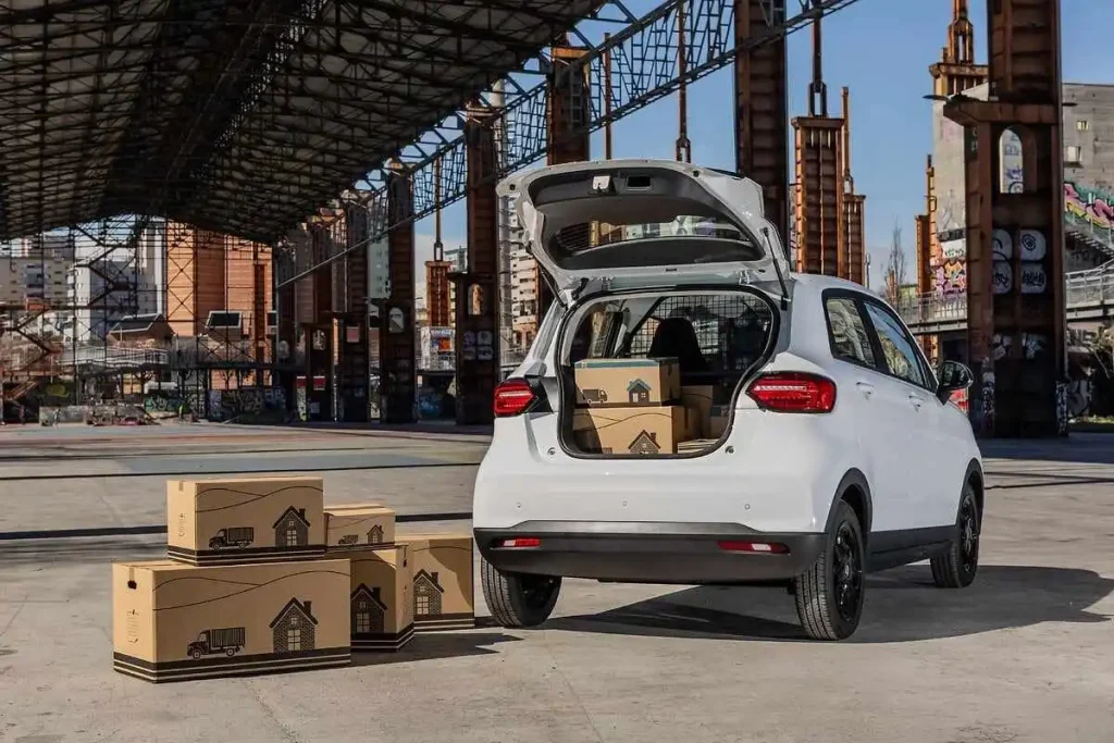 BMW iX3 Neue Klasse leva encomendas elétricas para máximos 9 Leapmotor T03 comercial com bagageira aberta