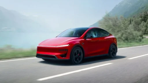 Tesla aumenta preço do Model Y em 1.000 euros 9 Tesla Model Y vermelho em estrada de montanha