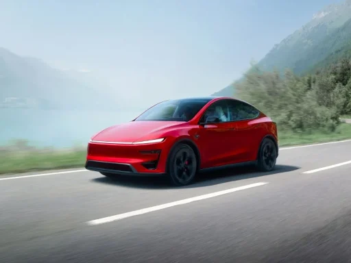 Tesla aumenta preço do Model Y em 1.000 euros 4 Tesla Model Y vermelho em estrada de montanha