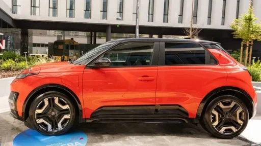 Nissan MICRA elétrico já à venda: 27.750 euros, 2 packs de bateria e até 415 km 6 Nissan Micra em exposição