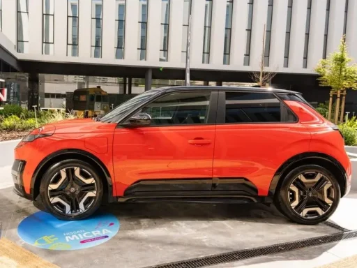 Nissan MICRA elétrico já à venda: 27.750 euros, 2 packs de bateria e até 415 km 3 Nissan Micra em exposição