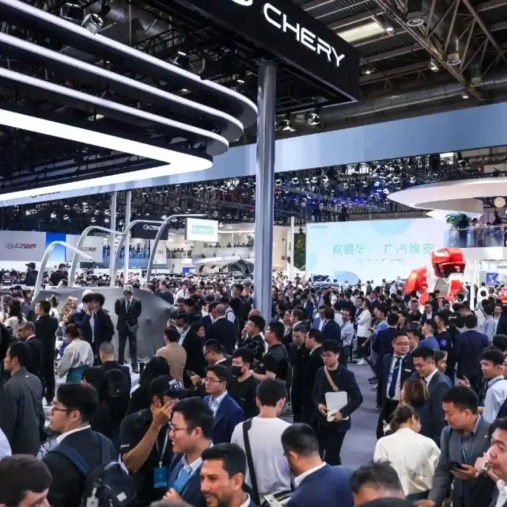 Salão Automóvel de Pequim 2026 é o maior do mundo, e talvez já o único que importa 3 Os pavilhões do Salão Automóvel de Pequim enchem-se com uma multidão