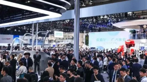 Salão Automóvel de Pequim 2026 é o maior do mundo, e talvez já o único que importa 13 Os pavilhões do Salão Automóvel de Pequim enchem-se com uma multidão