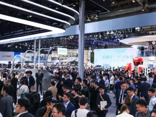 Salão Automóvel de Pequim 2026 é o maior do mundo, e talvez já o único que importa 5 Os pavilhões do Salão Automóvel de Pequim enchem-se com uma multidão