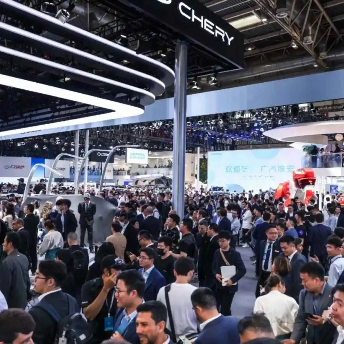 Salão Automóvel de Pequim 2026 é o maior do mundo, e talvez já o único que importa 2 Os pavilhões do Salão Automóvel de Pequim enchem-se com uma multidão