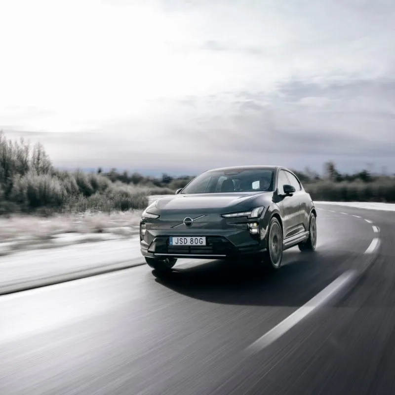 Volvo EX60: encomendas obrigam a aumentar produção 3 Volvo EX60 na estrada com os campos cobertos de neve