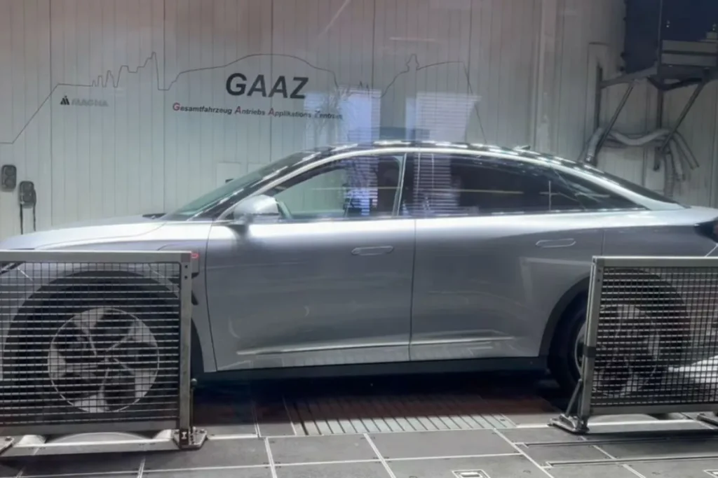 WLTP vs. estrada: os quilómetros que o teu elétrico realmente faz 3 Um carro a fazer o teste WLTP