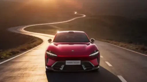 Xiaomi YU7 GT com 1.003 cv e 0 aos 100 km/h em menos de 3 segundos 6 O Xiaomi YU7 GT visto de frente, ao nascer do sol