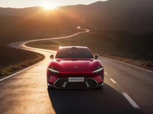 Xiaomi YU7 GT com 1.003 cv e 0 aos 100 km/h em menos de 3 segundos 3 O Xiaomi YU7 GT visto de frente, ao nascer do sol