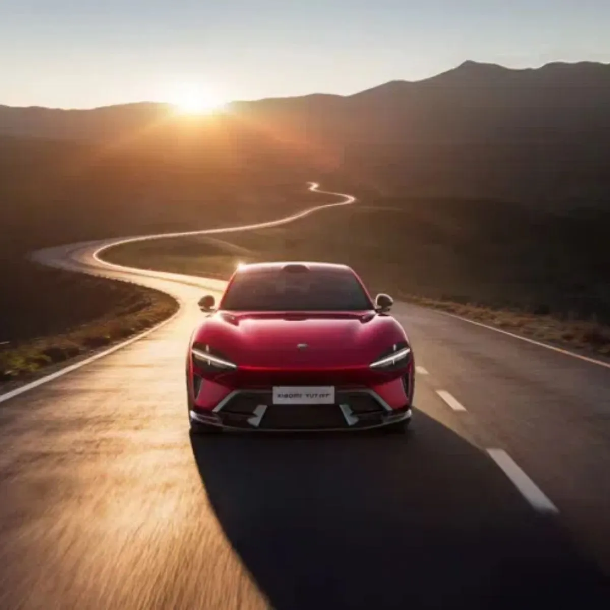 Xiaomi YU7 GT com 1.003 cv e 0 aos 100 km/h em menos de 3 segundos 2 O Xiaomi YU7 GT visto de frente, ao nascer do sol