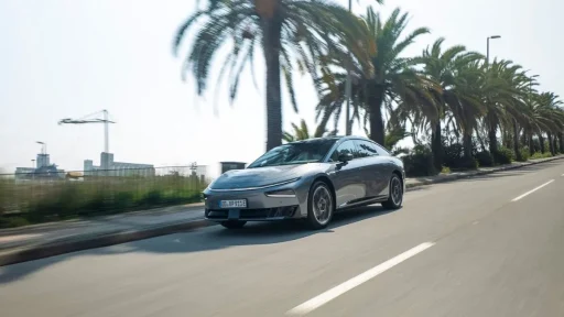 Xpeng P7+ em Portugal com chip de IA e carregamento em 12 minutos 8 Um Xpeng Pt+ em marcha numa rua com palmeiras