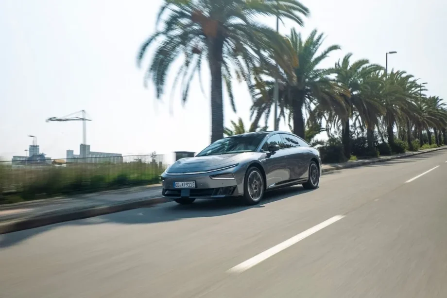 Xpeng P7+ em Portugal com chip de IA e carregamento em 12 minutos 2 Um Xpeng Pt+ em marcha numa rua com palmeiras