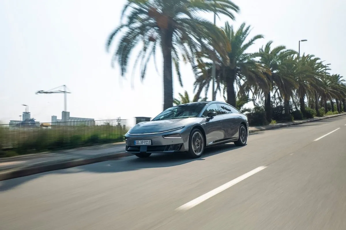 Xpeng P7+ em Portugal com chip de IA e carregamento em 12 minutos 2 Um Xpeng Pt+ em marcha numa rua com palmeiras