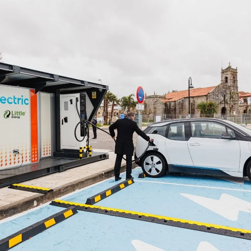 As baterias dos carros elétricos ganham segunda vida: a nova indústria de milhares de milhões que está a nascer 8 Posto móvel de carregamento da Galp que utiliza baterias de segunda vida