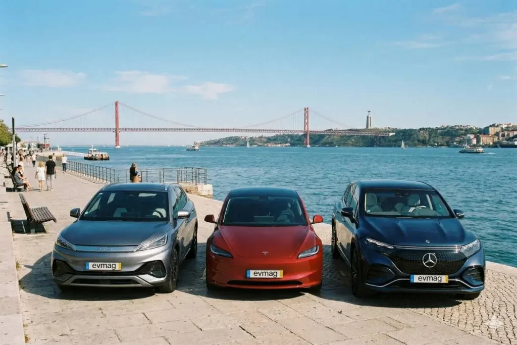 Guia para comprar o primeiro carro elétrico sem traumas 10 Um Tesla, ladeado por um BYD e um Mercedes-Benz. O top 3 dos elétricos mais vendidos em março com a ponte 25 de abril ao fundo