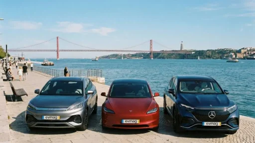 Março de 2026: elétricos impulsionam crescimento do mercado 7 Um Tesla, ladeado por um BYD e um Mercedes-Benz. O top 3 dos elétricos mais vendidos em março com a ponte 25 de abril ao fundo