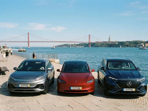 Março de 2026: elétricos impulsionam crescimento do mercado 4 Um Tesla, ladeado por um BYD e um Mercedes-Benz. O top 3 dos elétricos mais vendidos em março com a ponte 25 de abril ao fundo