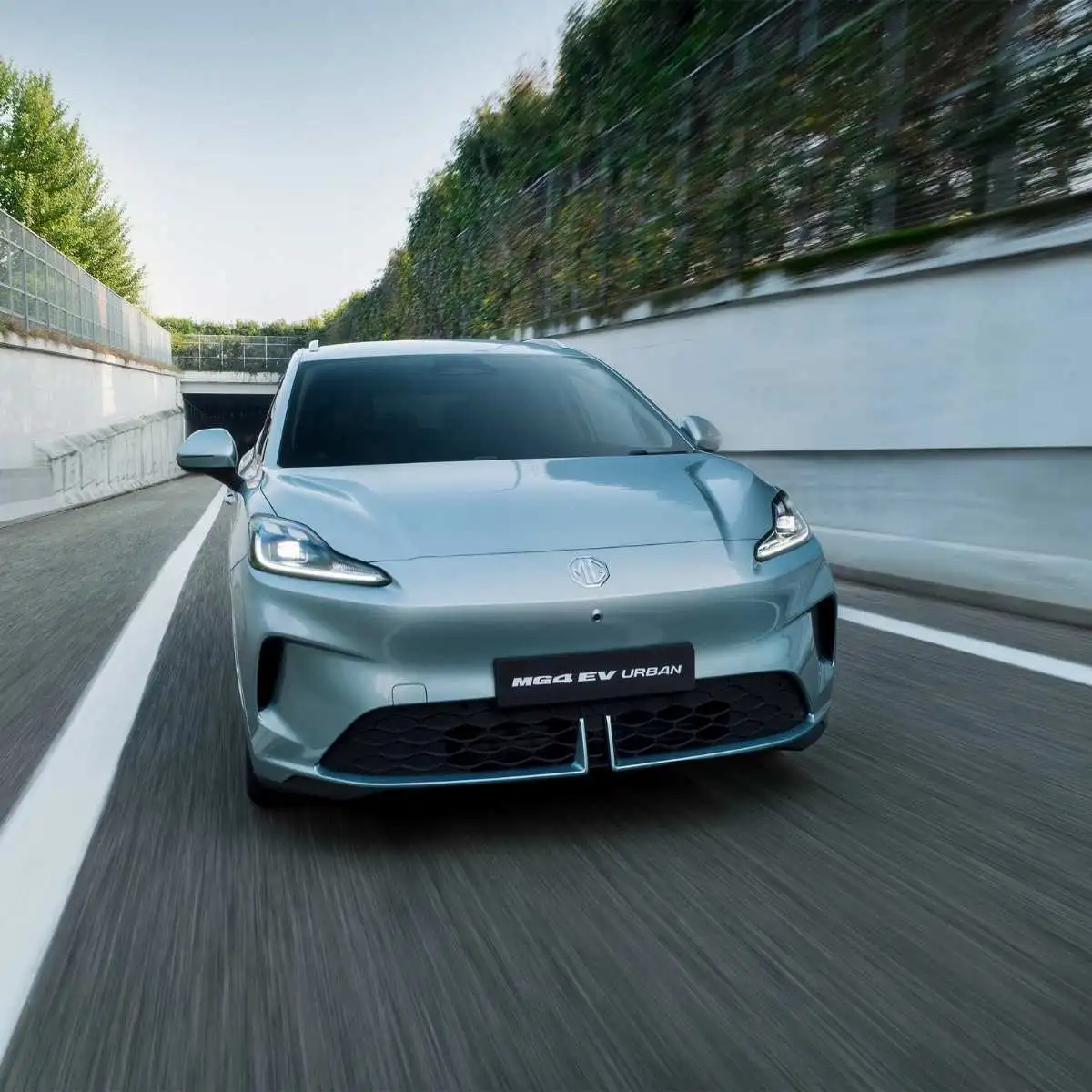 MG4 Urban abre a gama do compacto elétrico a 23.900€ 2 O MG4 Urban visto de frente, a entrar num túnel