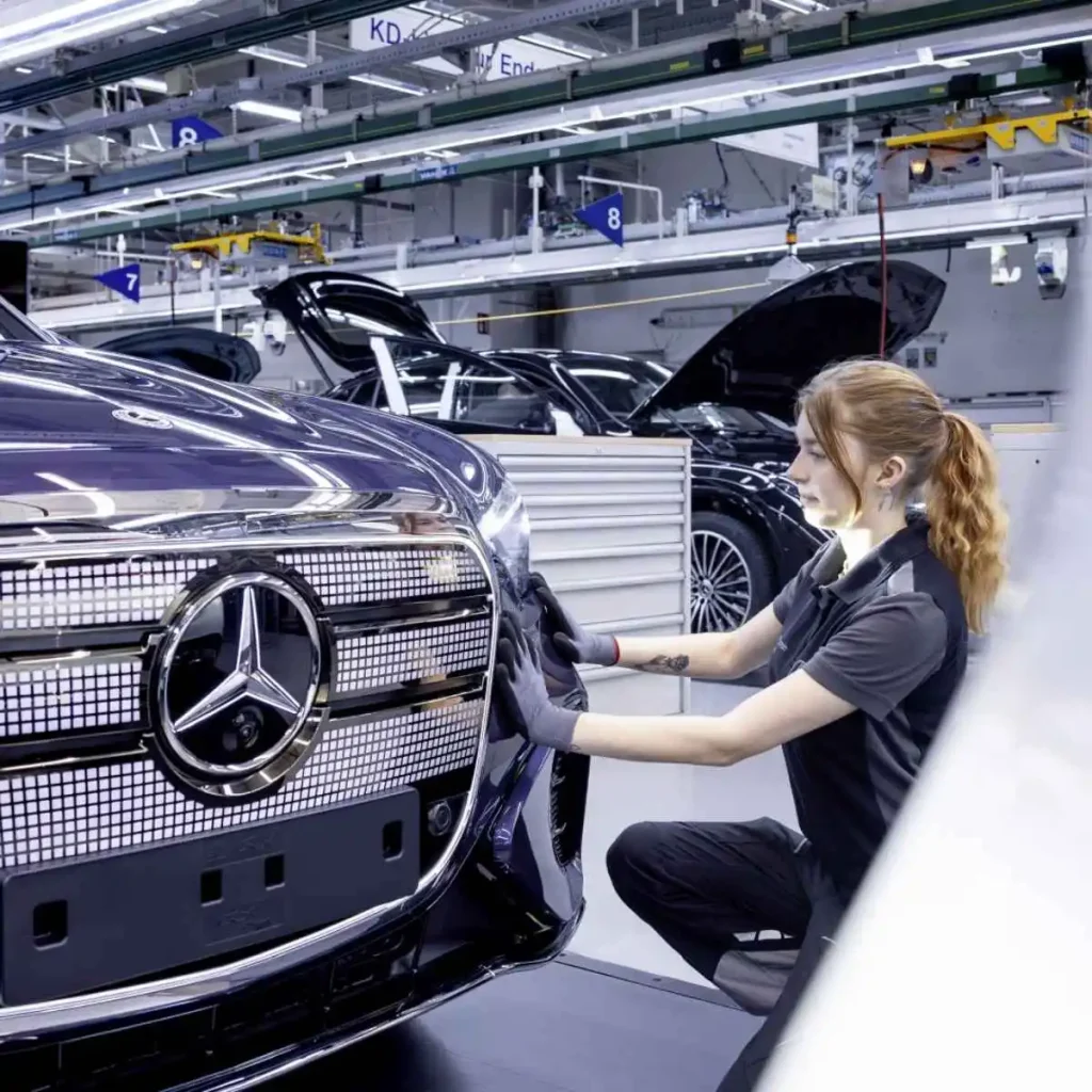 Mercedes GLC elétrico arranca produção com encomendas recorde 3 Uma operária dá os últimos toques num mercedes glc elétrico na fábrica de Bremen