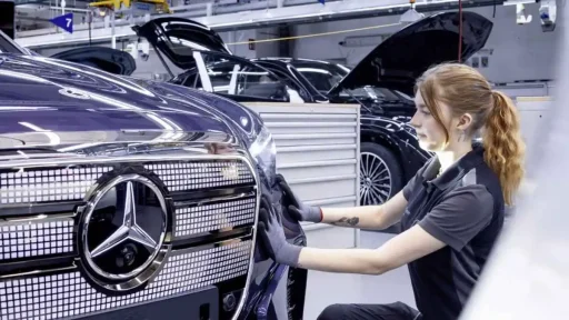 Mercedes GLC elétrico arranca produção com encomendas recorde 9 Uma operária dá os últimos toques num mercedes glc elétrico na fábrica de Bremen