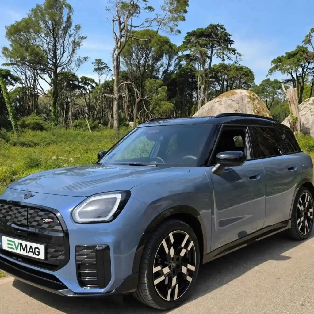 Europa já comprometeu 200 mil milhões na fileira do carro elétrico 8 O Mini Countryman SE All4 visto de lado, na paisagem de montanha de Sintra