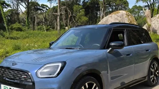 Mini Countryman SE All4: o prazer da condução 12 O Mini Countryman SE All4 visto de lado, na paisagem de montanha de Sintra