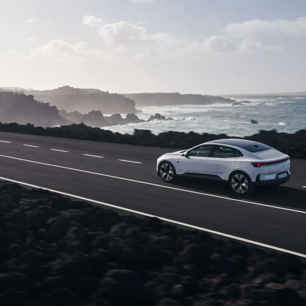 Polestar 3 passa a 800 volts e carrega 10 a 80% em 22 minutos 10 O Polestar 4 numa estrada costeira