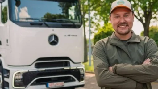 Volta ao mundo em 80 carregamentos: camião elétrico tenta expedição inédita 8 Tobias Wagner posa ao lado do camião elétrico com que vai dar a volta ao mundo