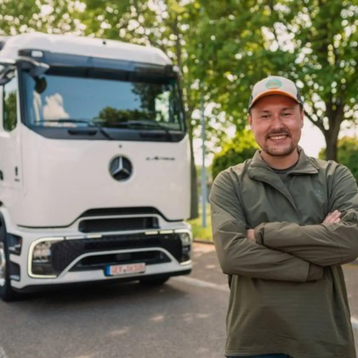 Volta ao mundo em 80 carregamentos: camião elétrico tenta expedição inédita 2 Tobias Wagner posa ao lado do camião elétrico com que vai dar a volta ao mundo