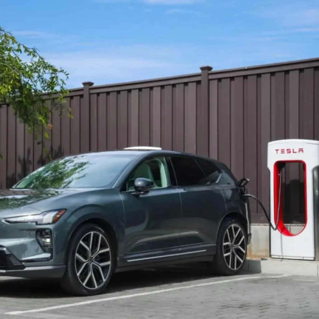Volvo abre rede Tesla Supercharger aos seus carros elétricos 3 Um volvo elétrico a carregar num posto supercharger da Tesla