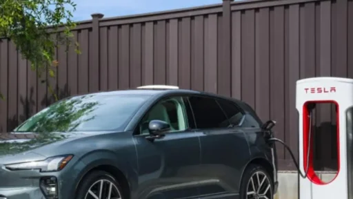 Volvo abre rede Tesla Supercharger aos seus carros elétricos 10 Um volvo elétrico a carregar num posto supercharger da Tesla