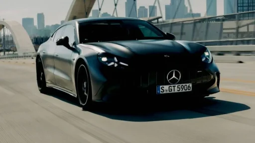 Mercedes-AMG GT Coupé 4 portas elétrico em encomenda por 160.500 euros 11 O Mercedes-AMG GT Coupé 4 portas em aceleração