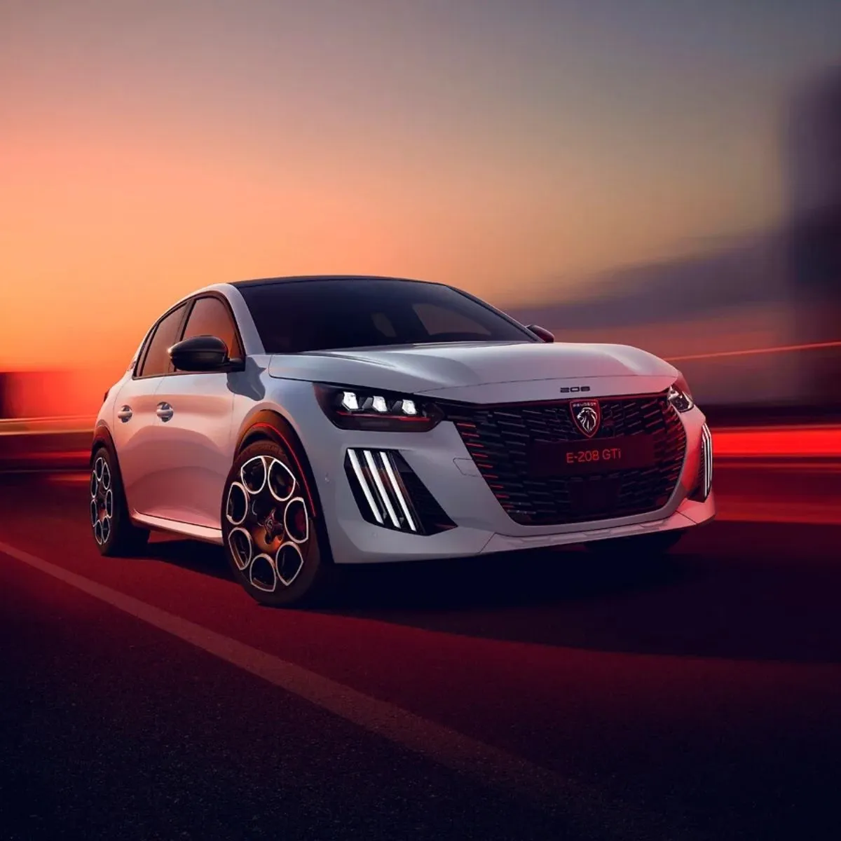 Peugeot E-208 GTi abre encomendas a partir de 44.900 euros 2 O PEUGEOT E-208 GTi numa vista 3/4