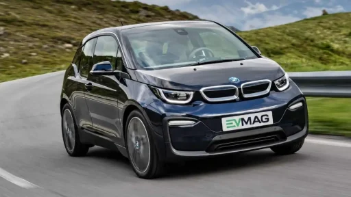 Em 2026, o BMW i3 ainda é o carro de cidade perfeito 17 BMW i3 em estrada de montanha