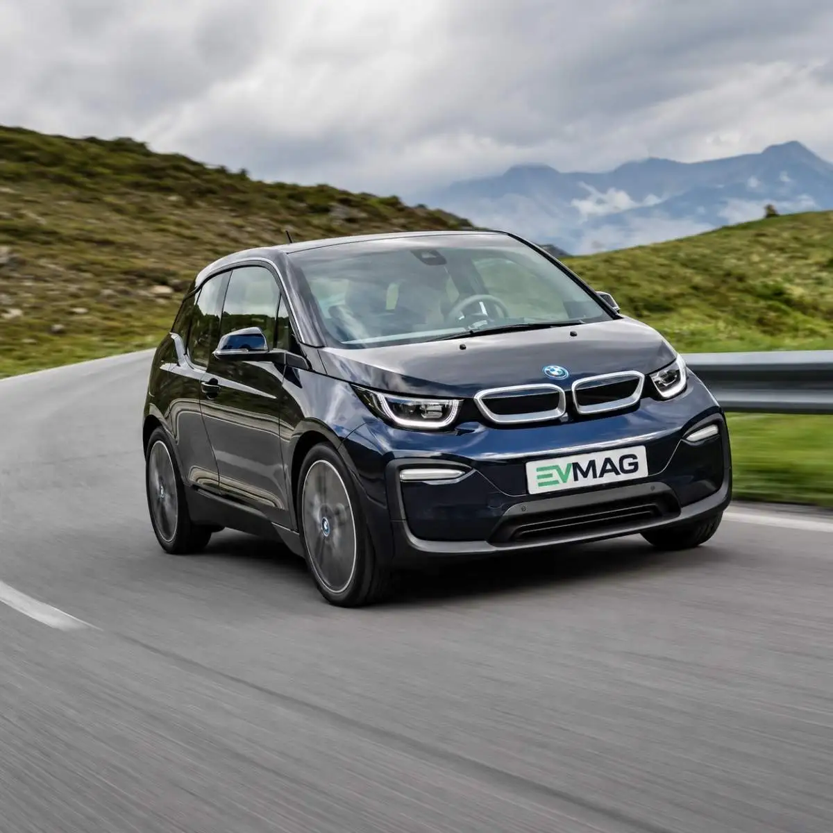 Em 2026, o BMW i3 ainda é o carro de cidade perfeito 2 BMW i3 em estrada de montanha
