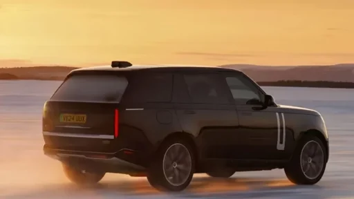 Defender elétrico chega em 2027, Range Rover elétrico ainda este ano 19 Range Rover elétrico a circular no deserto ao pôr do sol