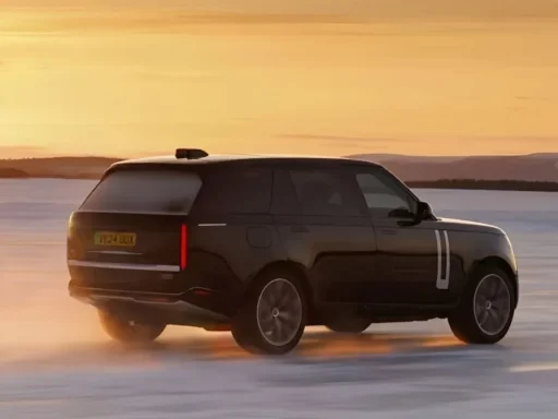 Defender elétrico chega em 2027, Range Rover elétrico ainda este ano 3 Range Rover elétrico a circular no deserto ao pôr do sol