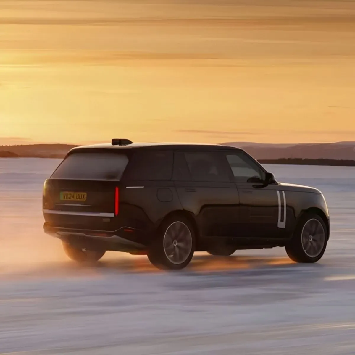 Defender elétrico chega em 2027, Range Rover elétrico ainda este ano 2 Range Rover elétrico a circular no deserto ao pôr do sol