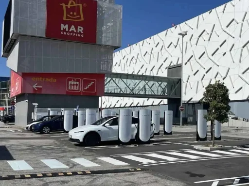 Tesla: supercharger do Mar Shopping finalmente operacional 7 Estação Tesla Supercharger no Mar Shopping em Matosinhos