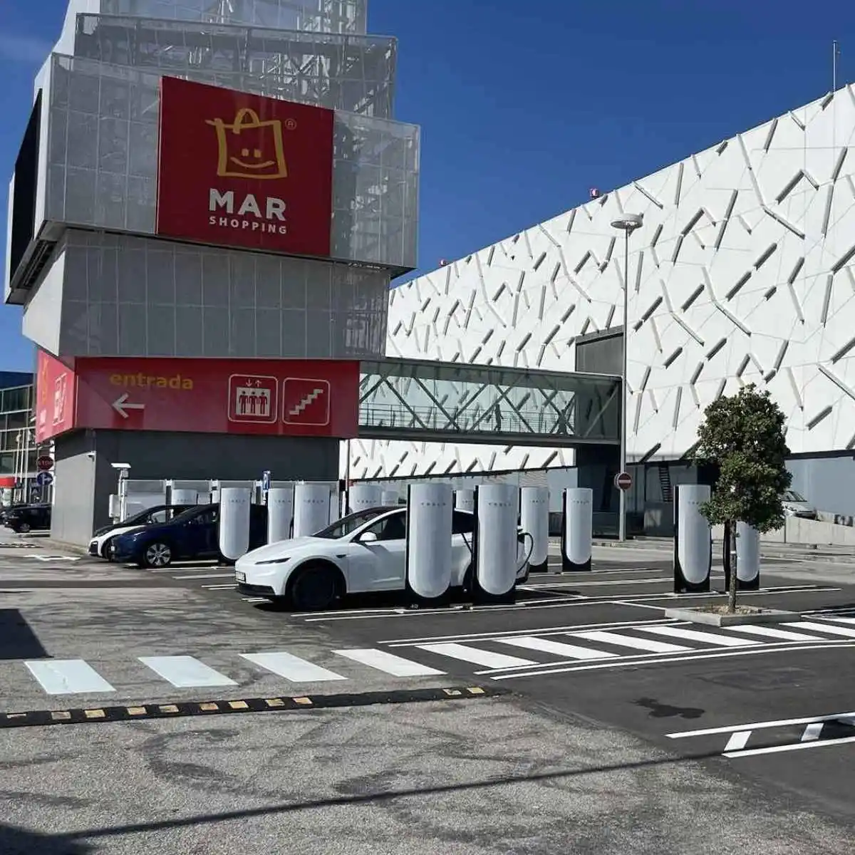 Tesla: supercharger do Mar Shopping finalmente operacional 2 Estação Tesla Supercharger no Mar Shopping em Matosinhos
