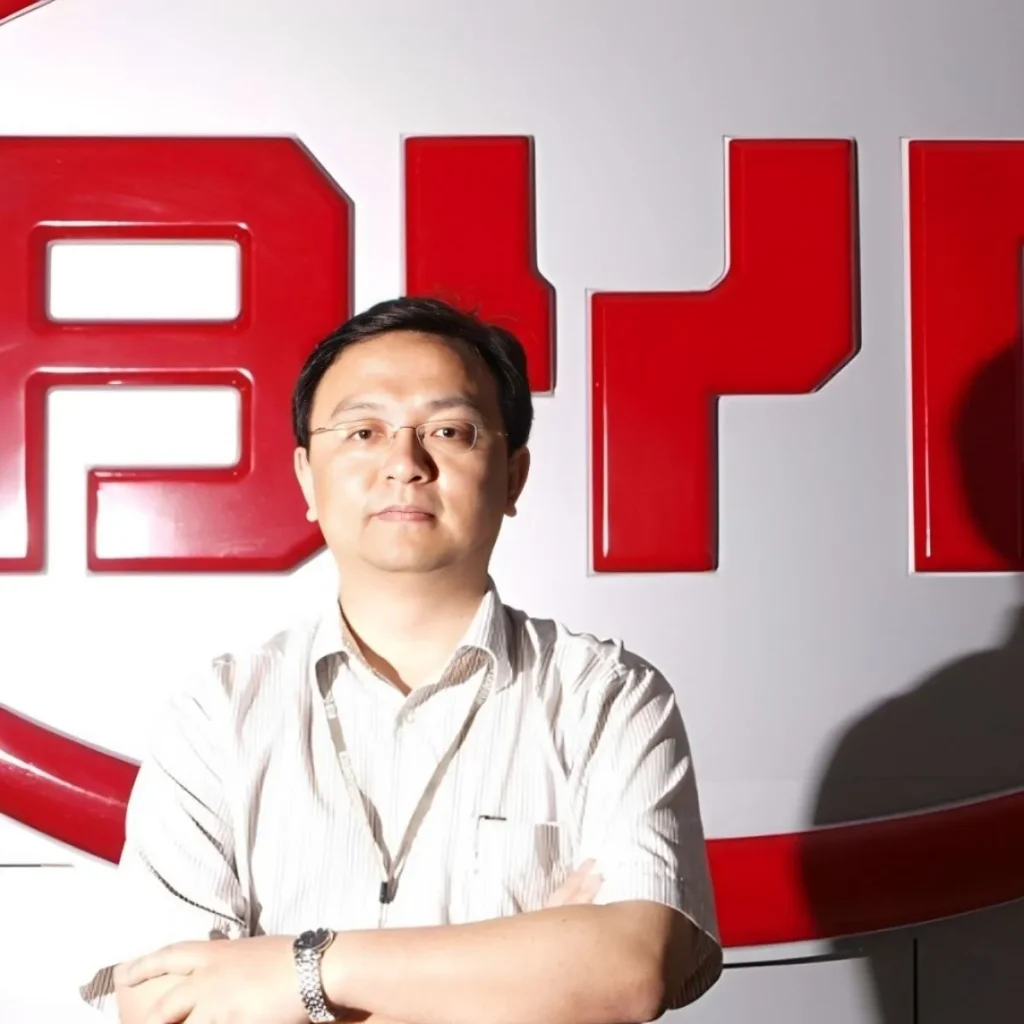 BYD quer ser maior fabricante mundial em 2030 3 Wang Chuanfu, fundador e presidente da BYD posa com o logotipo da empresa por trás