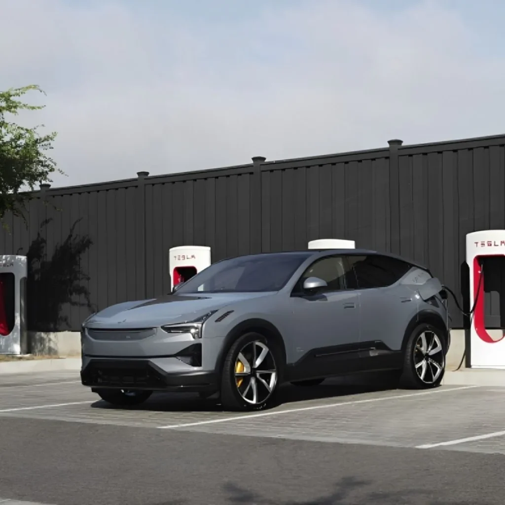 Polestar Charge chega a Portugal com 19.000 pontos de carregamento 3 Polestar 4 carrega num supercharger da Tesla com o Polestar Charge