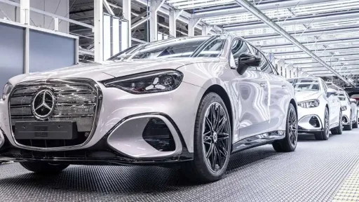 Classe C elétrico entra em produção na maior fábrica europeia da Mercedes-Benz 6 Classe C a cair da linha de montagem