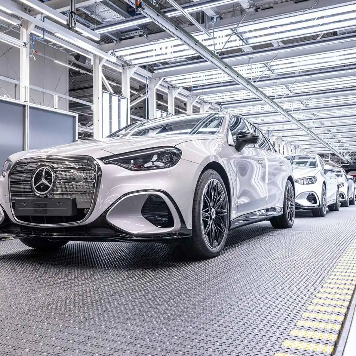 Classe C elétrico entra em produção na maior fábrica europeia da Mercedes-Benz 2 Classe C a cair da linha de montagem
