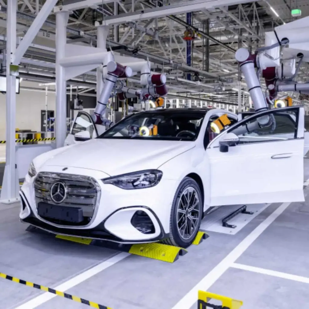 Classe C elétrico entra em produção na maior fábrica europeia da Mercedes-Benz 3 Mercedes Classe C na linha de montagem