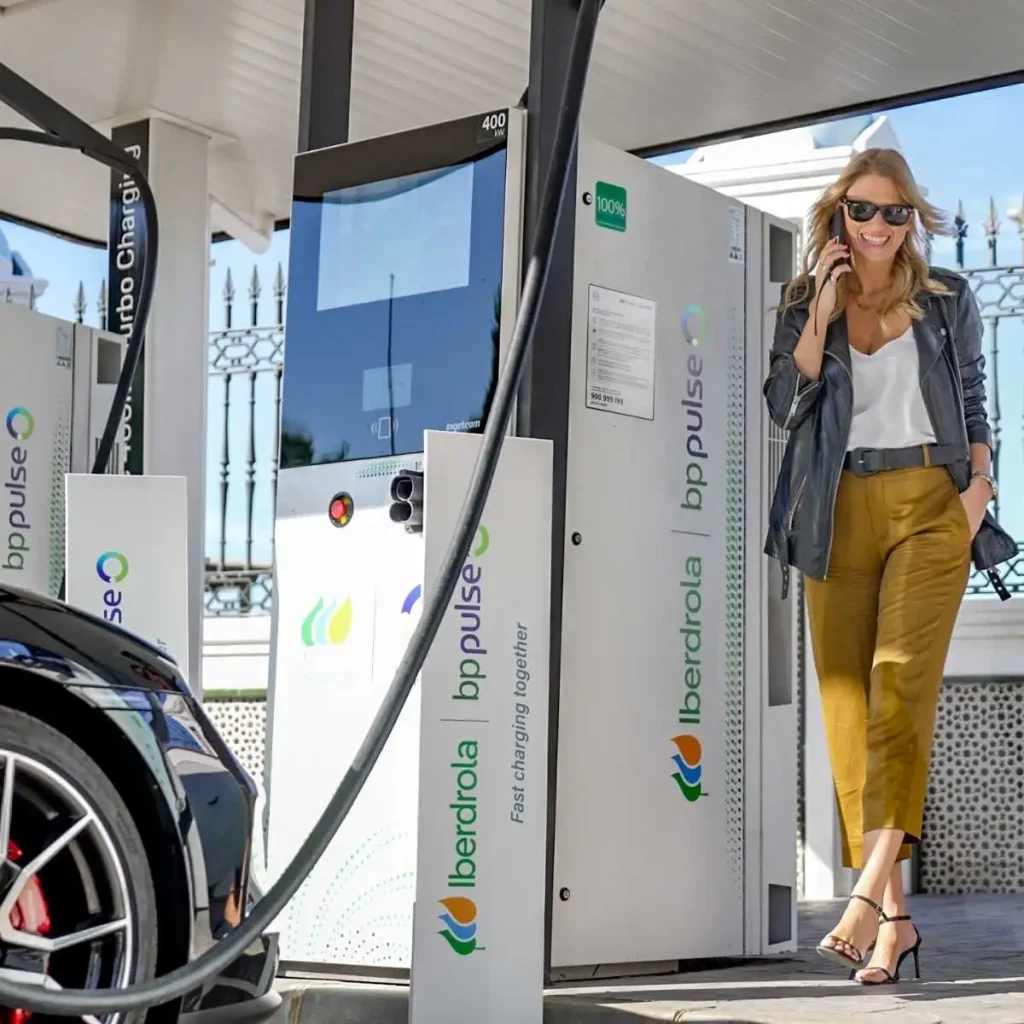68% dos condutores de elétricos já usam o carro em viagens de longo curso 3 mulher jovem carrega o carro num posto Iberdrola | bppulse. viagens de longo curso são cada vez mais comuns