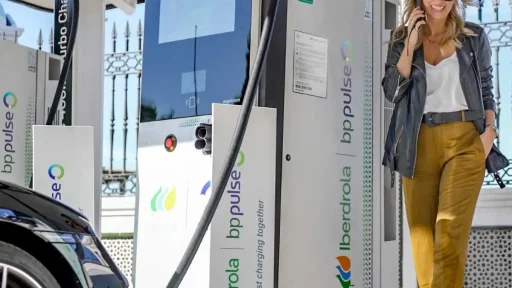 68% dos condutores de elétricos já usam o carro em viagens de longo curso 8 mulher jovem carrega o carro num posto Iberdrola | bppulse. viagens de longo curso são cada vez mais comuns