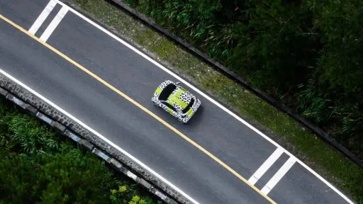 smart #2: pequeno citadino entra em testes de estrada 11 vista aérea com o smart #2 camuflado numa estrada