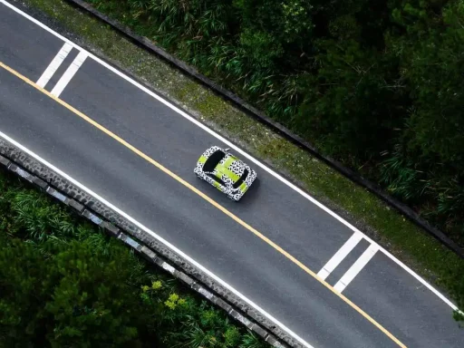 smart #2: pequeno citadino entra em testes de estrada 3 vista aérea com o smart #2 camuflado numa estrada